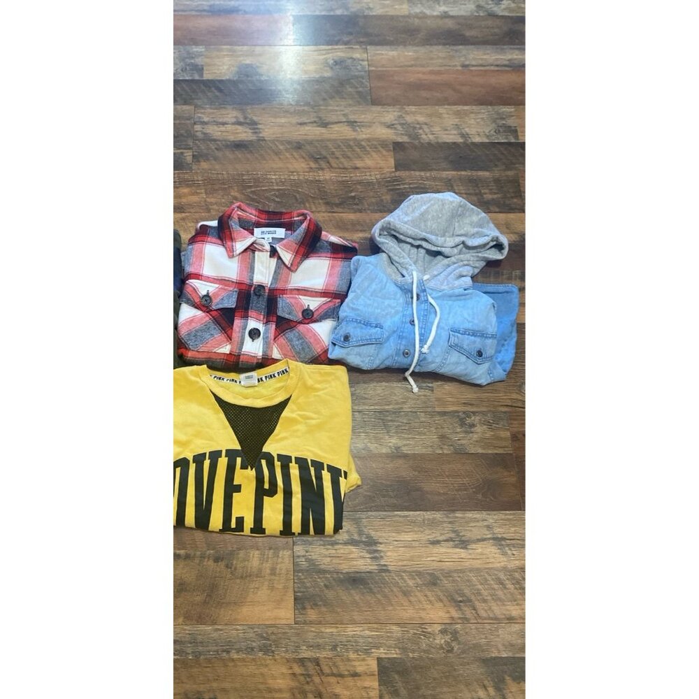 Women’s size medium long sleeved lot